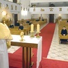 ▲	Kapłani otrzymują błogosławieństwo Najświętszym Sakramentem.