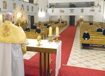 ▲	Kapłani otrzymują błogosławieństwo Najświętszym Sakramentem.