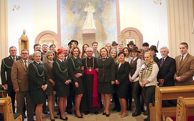 ▲	Diany z kapelanem ks. kan. A. Łukiewiczem i zaproszonymi gośćmi w kaplicy ośrodka „Emaus”.