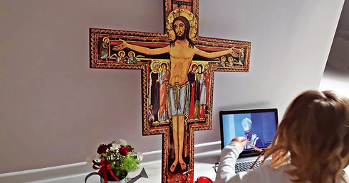 W związku z wydanymi przez biskupów zaleceniami większość Polaków uczestniczyła w niedzielnej Mszy św. za pośrednictwem telewizji, radia lub internetu. 
15.03.2020 Katowice