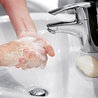 By ograniczyć możliwość zarażenia się koronawirusem, trzeba m.in. przestrzegać zasad higieny, takich jak częste i dokładne mycie rąk.