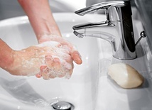 By ograniczyć możliwość zarażenia się koronawirusem, trzeba m.in. przestrzegać zasad higieny, takich jak częste i dokładne mycie rąk.