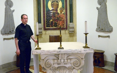 Ks. Albert Warso w Kaplicy Polskiej w podziemiach Bazyliki św. Piotra.
