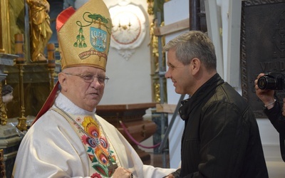 Co roku wierni odwiedzają bp. Józefa z kwiatami i życzeniami. W tym roku pamiętali o nim w modlitwie, a życzenia składali przez telefon.