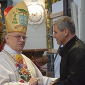 Co roku wierni odwiedzają bp. Józefa z kwiatami i życzeniami. W tym roku pamiętali o nim w modlitwie, a życzenia składali przez telefon.