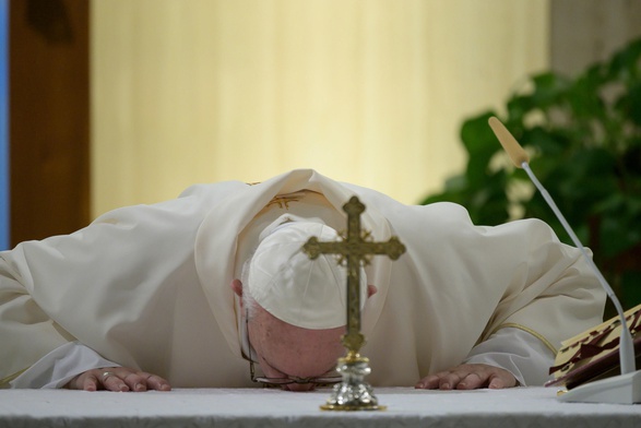Papież mówi o "rozpaczliwej sytuacji", ale podkreśla, że "Bóg przekazuje nam męstwo i bliskość"
