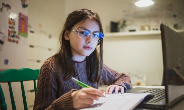Nauka na laptopie - ten pomysł może spodobać się wielu uczniom.