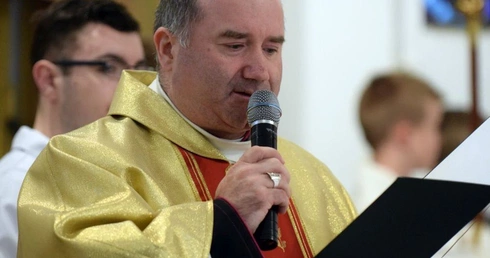 Ks. Witold Baczyński w czasie jednej z uroczystości parafialnych. 