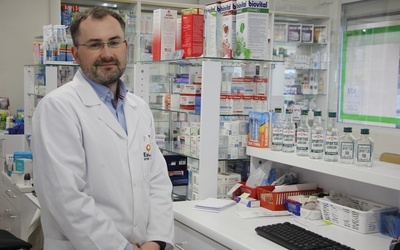 Farmaceuci z Jaktorowa są gotowi pomóc pacjentom w otrzymaniu środka dezynfekującego.
