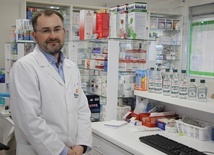 Farmaceuci z Jaktorowa są gotowi pomóc pacjentom w otrzymaniu środka dezynfekującego.