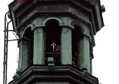 Relikwiarz znajduje się na szczycie, po wschodniej stronie wieży.