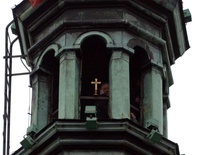 Relikwiarz znajduje się na szczycie, po wschodniej stronie wieży.