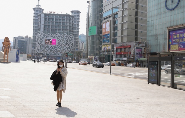 Korea Płd. walczy z koronawirusem bez surowych ograniczeń i odnosi sukces