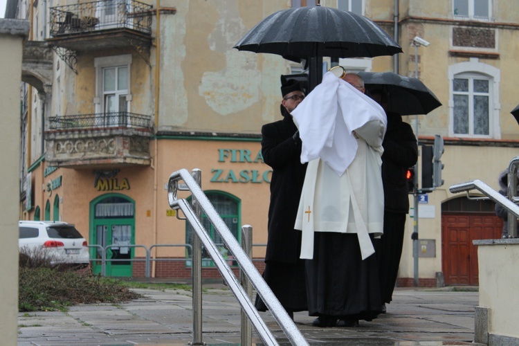 Do miasta i napotkanych ludzi