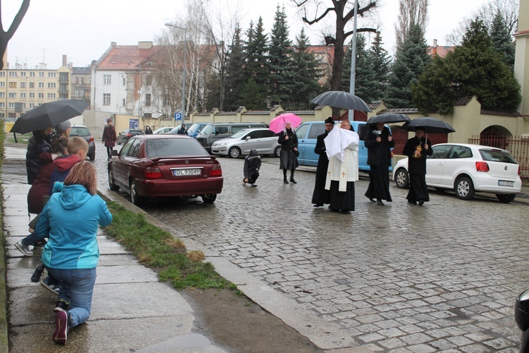 Do miasta i napotkanych ludzi