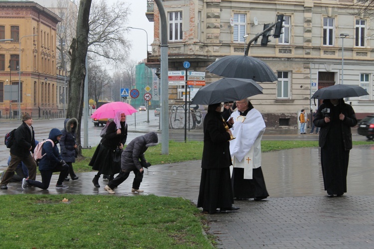 Do miasta i napotkanych ludzi