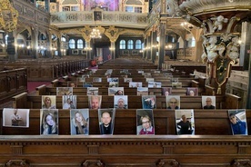 Zdjęcia wiernych mają przełamać poczucie pustki.