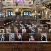 Zdjęcia wiernych mają przełamać poczucie pustki.