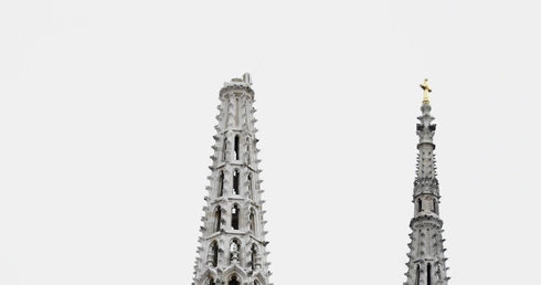 Iglica katedry przebiła dach katedry w Zagrzebiu - skutki trzęsienia ziemi w Chorwacji