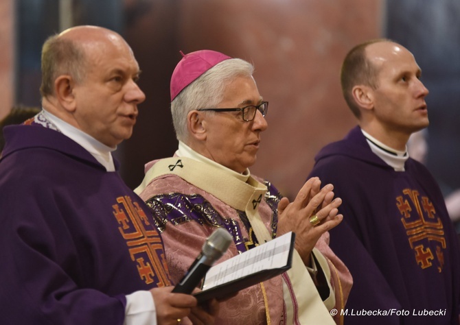 Abp Wiktor Skworc u Matki Boskiej Piekarskiej 