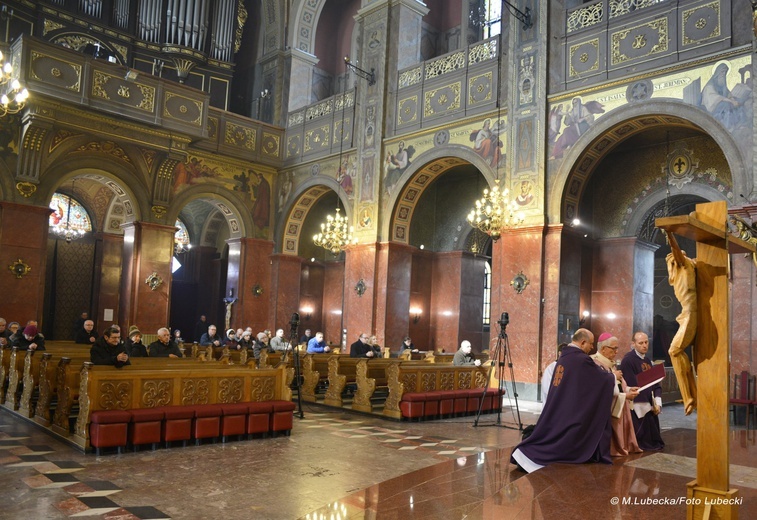 Abp Wiktor Skworc u Matki Boskiej Piekarskiej 