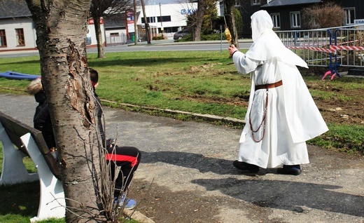 Dominikanie z Najświętszym Sakramentem na ulicach Ustronia-Hermanic