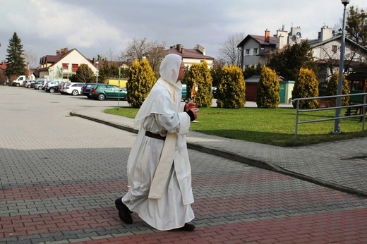 Dominikanie z Najświętszym Sakramentem na ulicach Ustronia-Hermanic