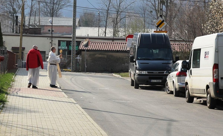 Dominikanie z Najświętszym Sakramentem na ulicach Ustronia-Hermanic