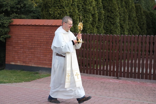 Dominikanie z Najświętszym Sakramentem na ulicach Ustronia-Hermanic