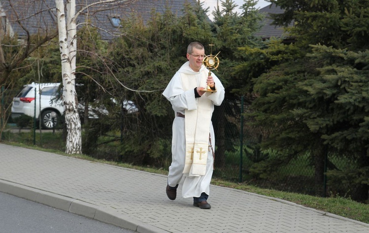 Dominikanie z Najświętszym Sakramentem na ulicach Ustronia-Hermanic