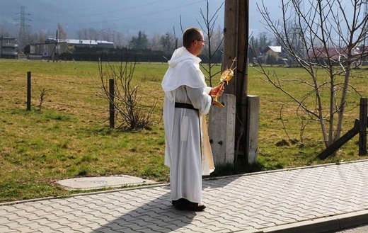 Dominikanie z Najświętszym Sakramentem na ulicach Ustronia-Hermanic
