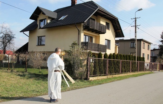 Dominikanie z Najświętszym Sakramentem na ulicach Ustronia-Hermanic