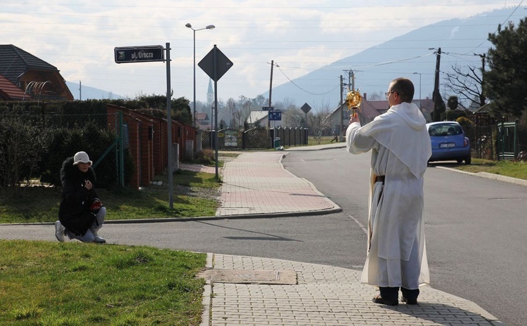 Dominikanie z Najświętszym Sakramentem na ulicach Ustronia-Hermanic