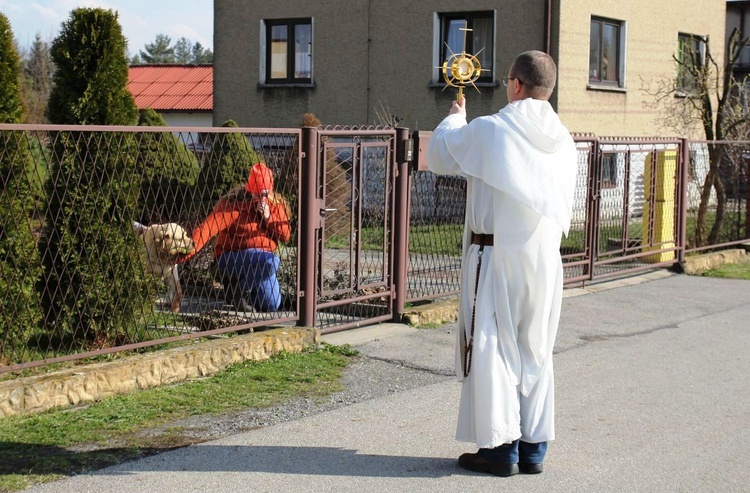 Hermaniccy parafianie czekali w swoich domach na błogosławieństwo Najświętszym Sakramentem.