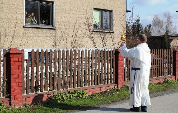 Hermaniccy parafianie czekali w swoich domach na błogosławieństwo Najświętszym Sakramentem.