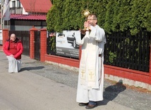 O. Cezary Jenta OP błogosławił dziś mieszkańców Hermanic Najświętszym Sakramentem.