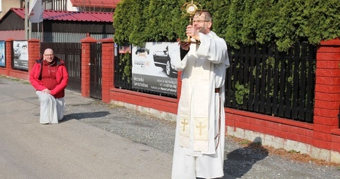 O. Cezary Jenta OP błogosławił dziś mieszkańców Hermanic Najświętszym Sakramentem.