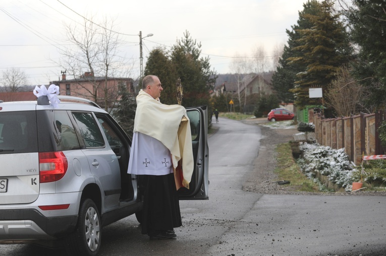 Z Panem Jezusem na ulicach Hałcnowa, wśród domostw parafian