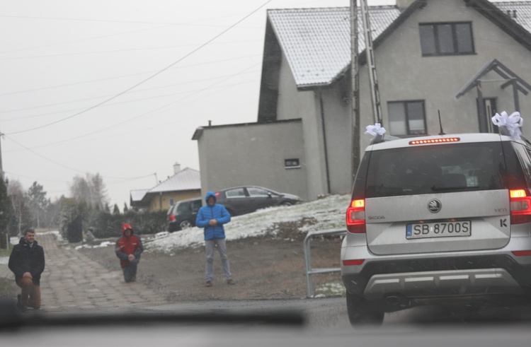 Z Panem Jezusem na ulicach Hałcnowa, wśród domostw parafian