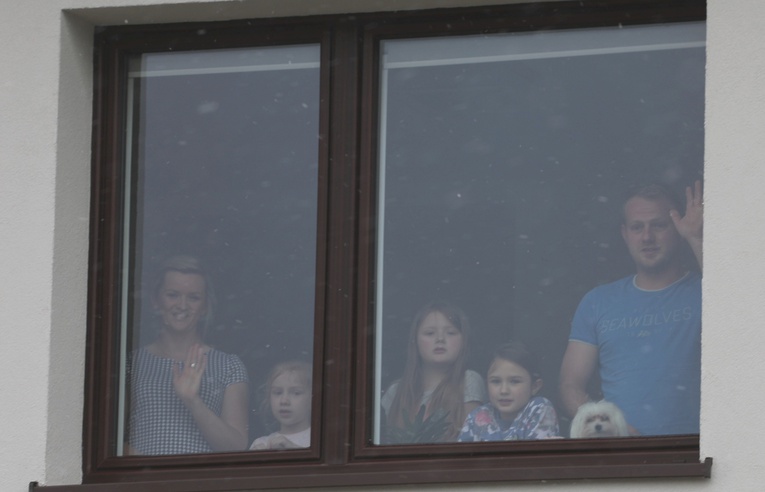 Z Panem Jezusem na ulicach Hałcnowa, wśród domostw parafian