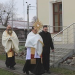Z Panem Jezusem na ulicach Hałcnowa, wśród domostw parafian