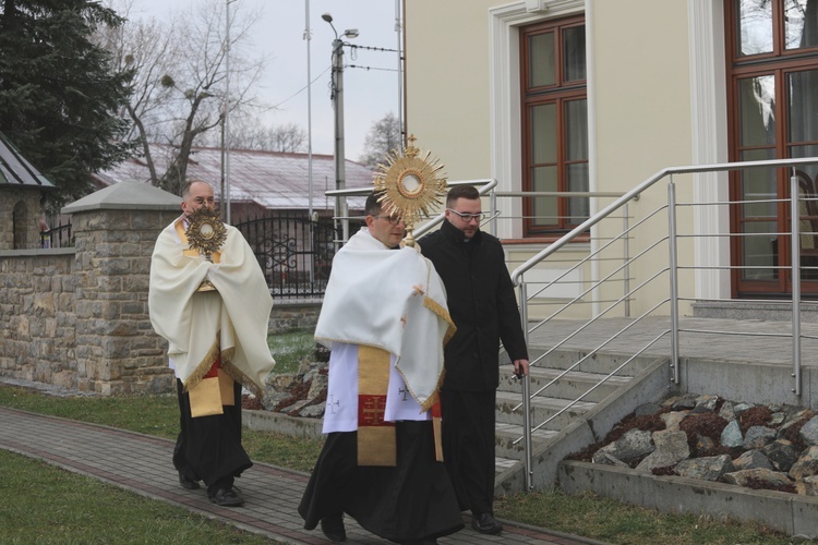 Z Panem Jezusem na ulicach Hałcnowa, wśród domostw parafian