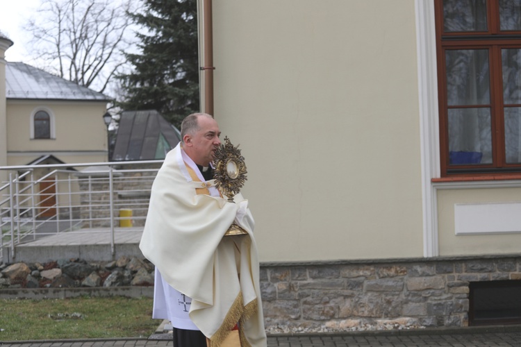 Z Panem Jezusem na ulicach Hałcnowa, wśród domostw parafian