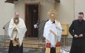 Z Panem Jezusem na ulicach Hałcnowa, wśród domostw parafian