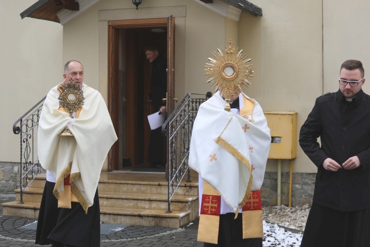 Z Panem Jezusem na ulicach Hałcnowa, wśród domostw parafian