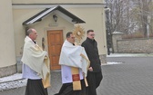 Z Panem Jezusem na ulicach Hałcnowa, wśród domostw parafian