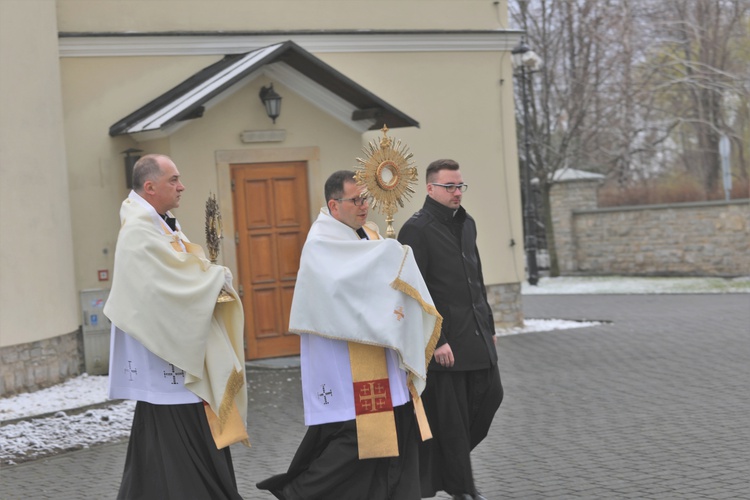 Z Panem Jezusem na ulicach Hałcnowa, wśród domostw parafian