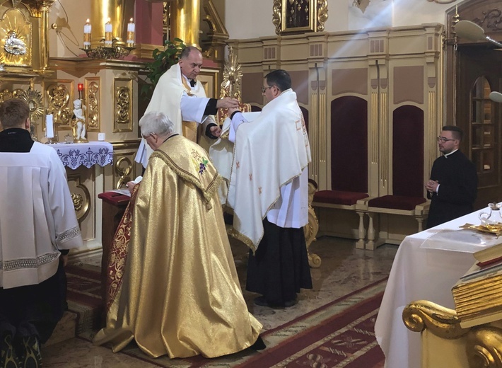 Z Panem Jezusem na ulicach Hałcnowa, wśród domostw parafian