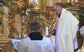 Z Panem Jezusem na ulicach Hałcnowa, wśród domostw parafian