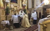 Z Panem Jezusem na ulicach Hałcnowa, wśród domostw parafian